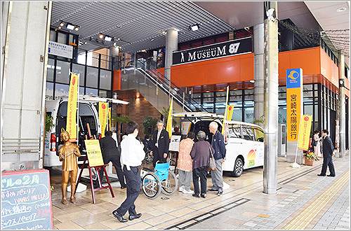 一般のお客様向けに福祉車両の展示