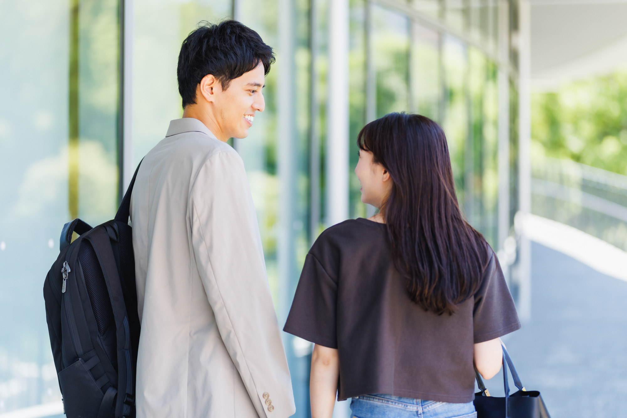 もしかして脈あり？職場で自分に気がある男性の行動と見極め方