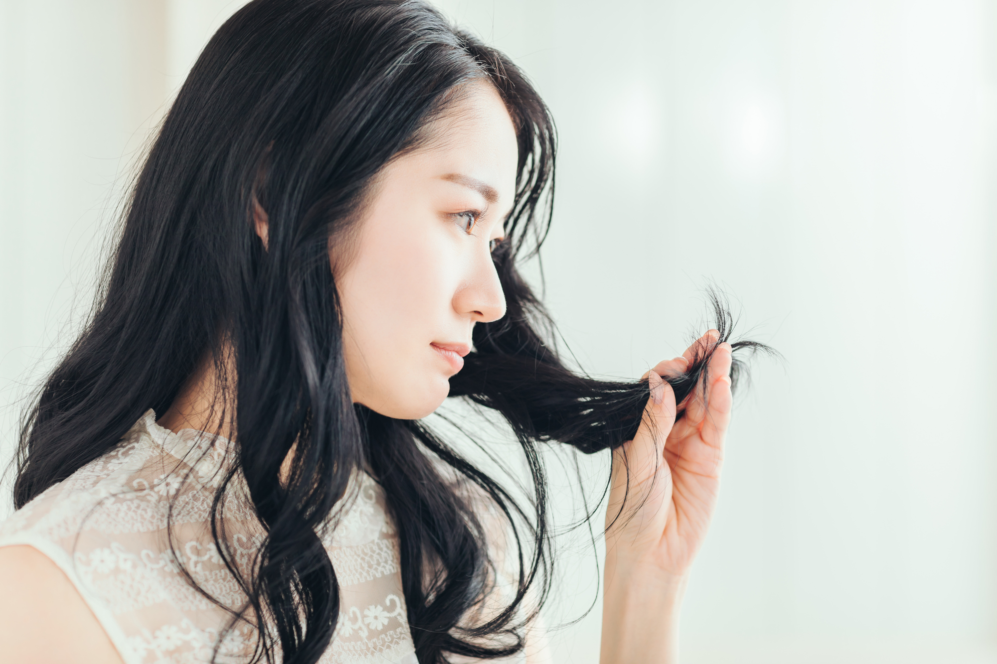 加齢による髪のパサつきを改善するには？ 原因と対策を解説