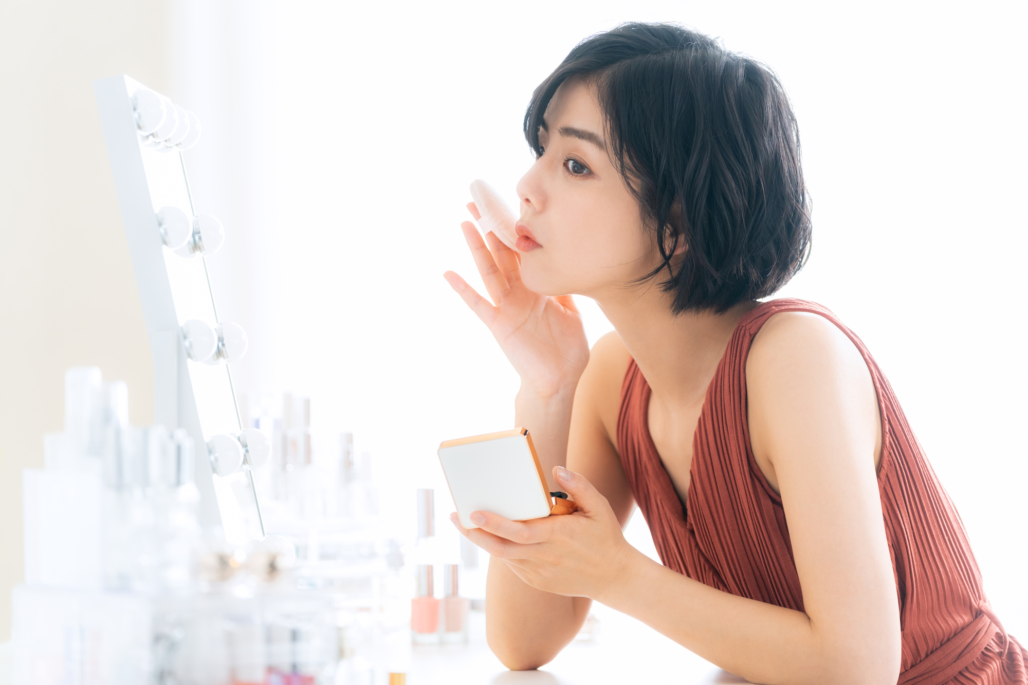 BBクリームを使うとき、ファンデーションはいらない？ 違いや使い分けの基準も解説