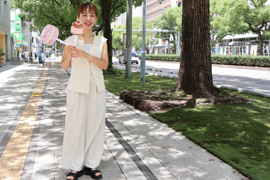 2025年下半期_占いアドバイス_RINKAさん 2025年下半期の運勢と過ごし方を語るRINKAさん。街中での笑顔と占いアドバイスが印象的な1枚。