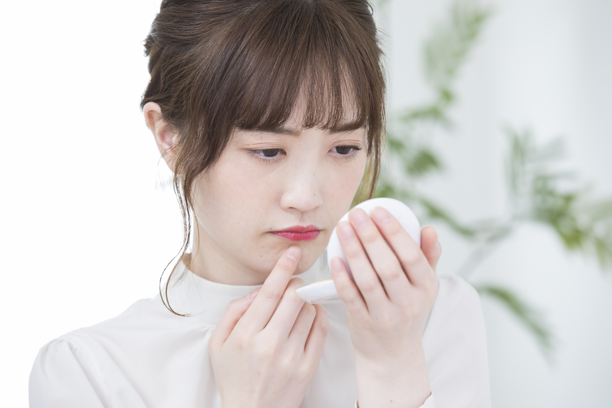 ファンデーションで余計に毛穴が目立つ原因は？ 毛穴のタイプ別に対処法を解説