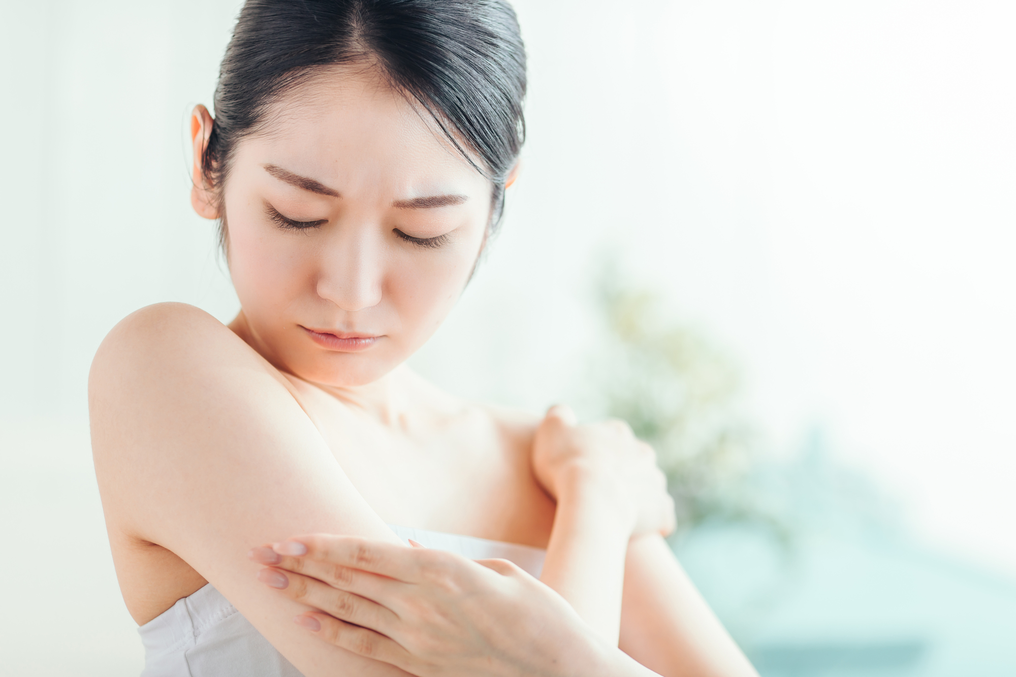 鮫肌とは？ 市販のクリームで治せる？ 原因とケア方法を解説