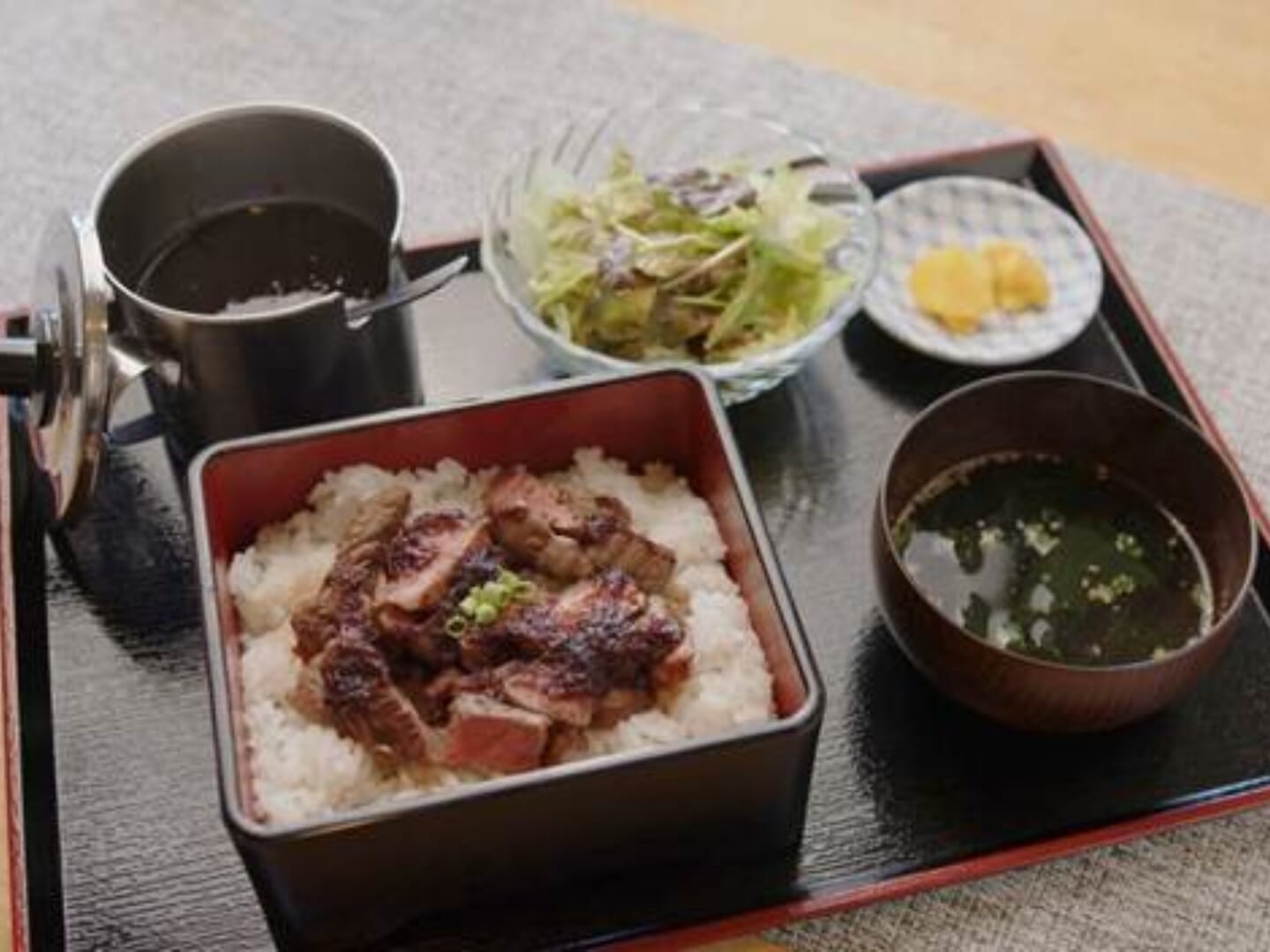 平日限定、贅沢ランチをお得に！県産黒毛和牛の牛重が食べられる「家庭料理の店 とし坊」（宮崎市）