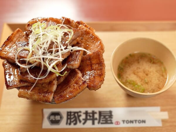 食欲の秋にぴったり！「元祖豚丼屋TONTON 日ノ出町店」で味わえるデカ盛りグルメ