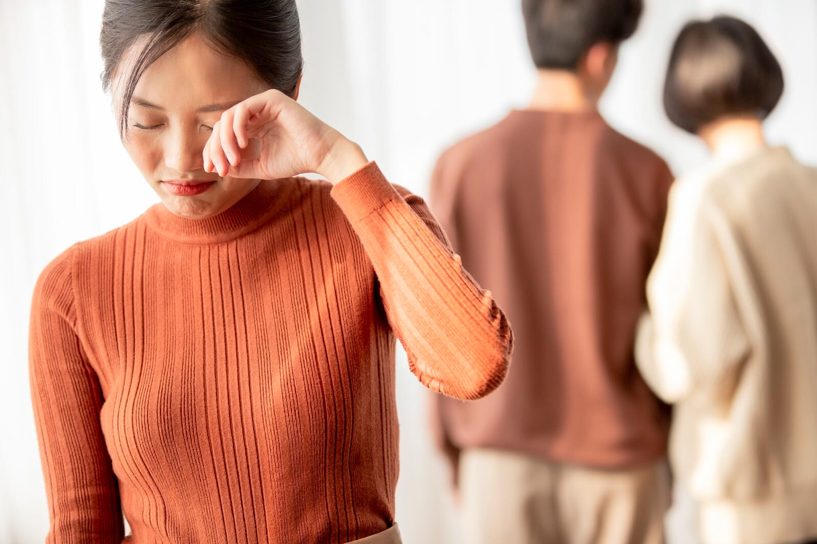 彼女がいる人を好きになった… 気持ちの向き合い方と対処法について解説