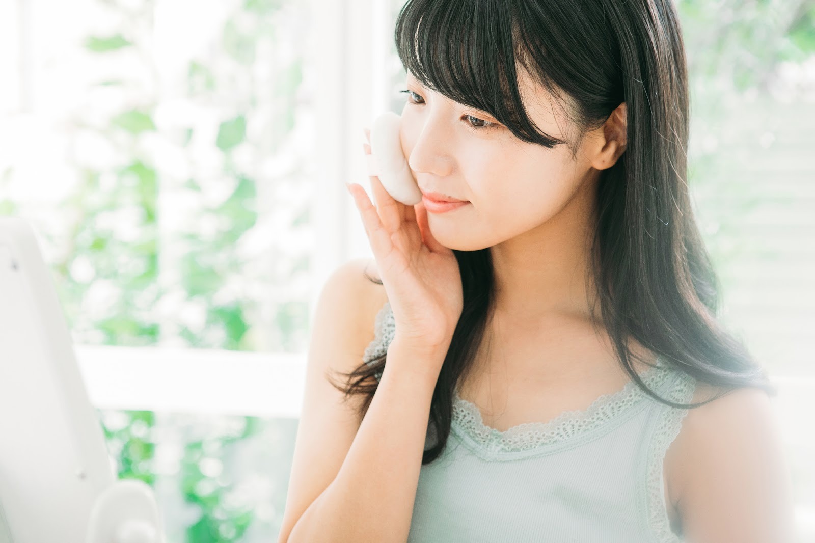 クッションファンデのあとのメイクの工程は？ パウダーはいらない？