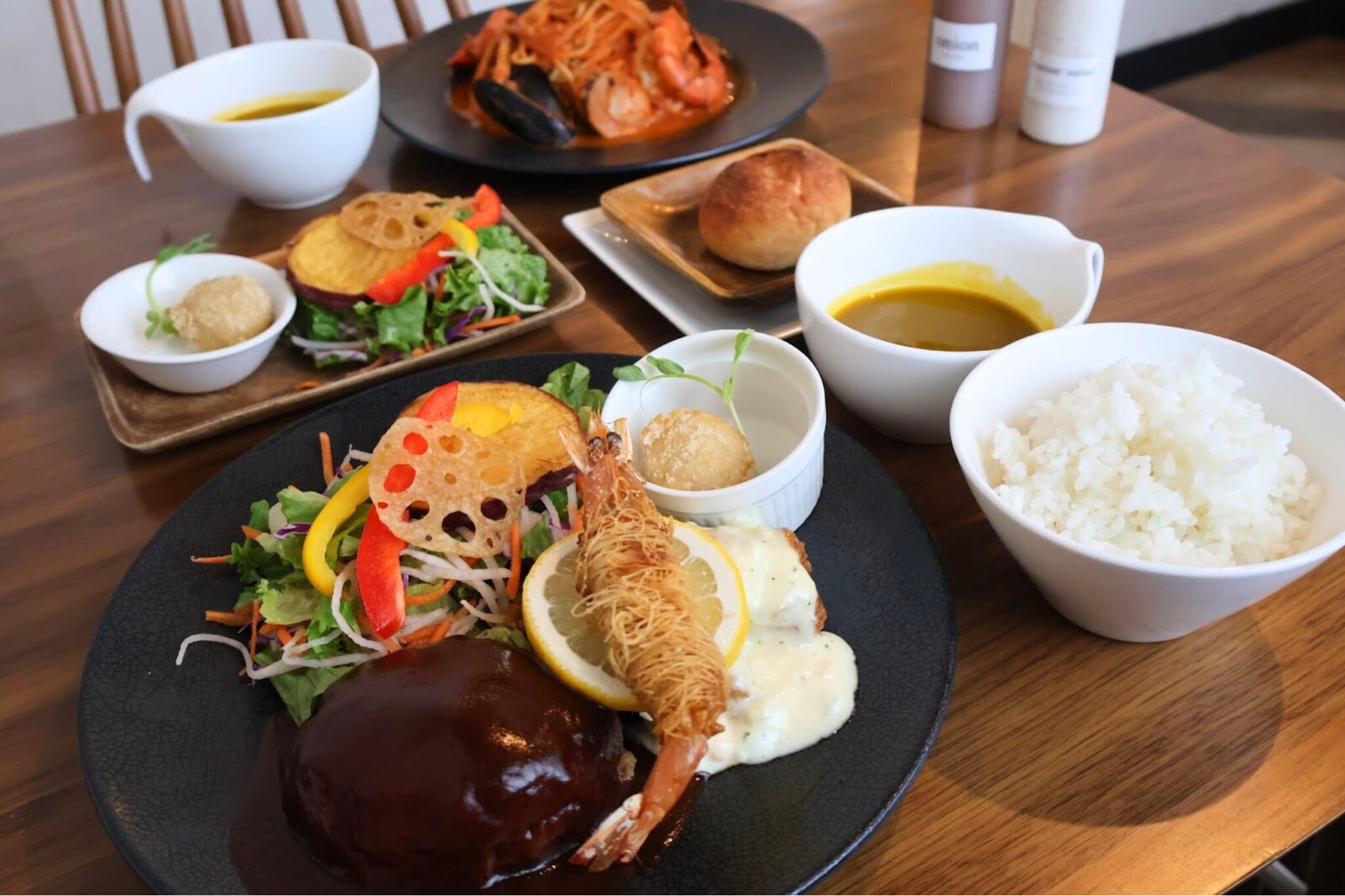 キッズメニューも充実！お洒落カフェ「dish5」で味わうボリューム満点の絶品ランチ（田野町）