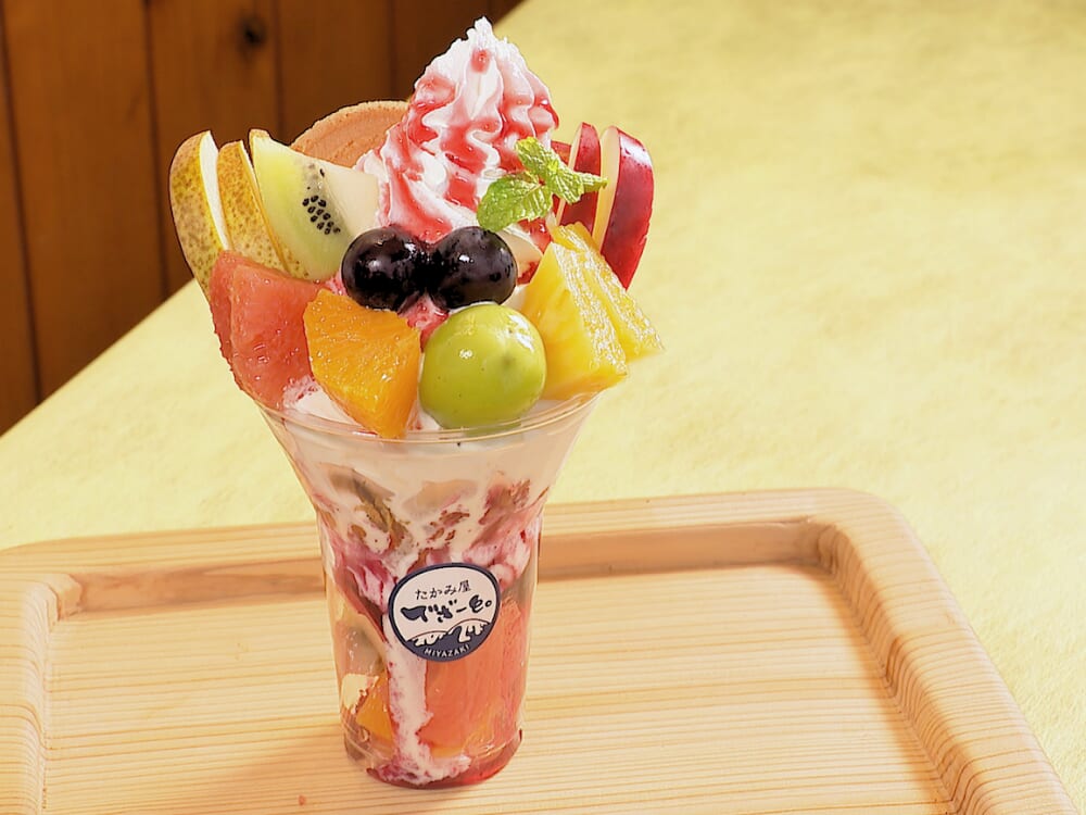 青果店「たかみ屋」のパフェが話題！旬のフルーツ9種を使った“本気”のスイーツ(宮崎市)