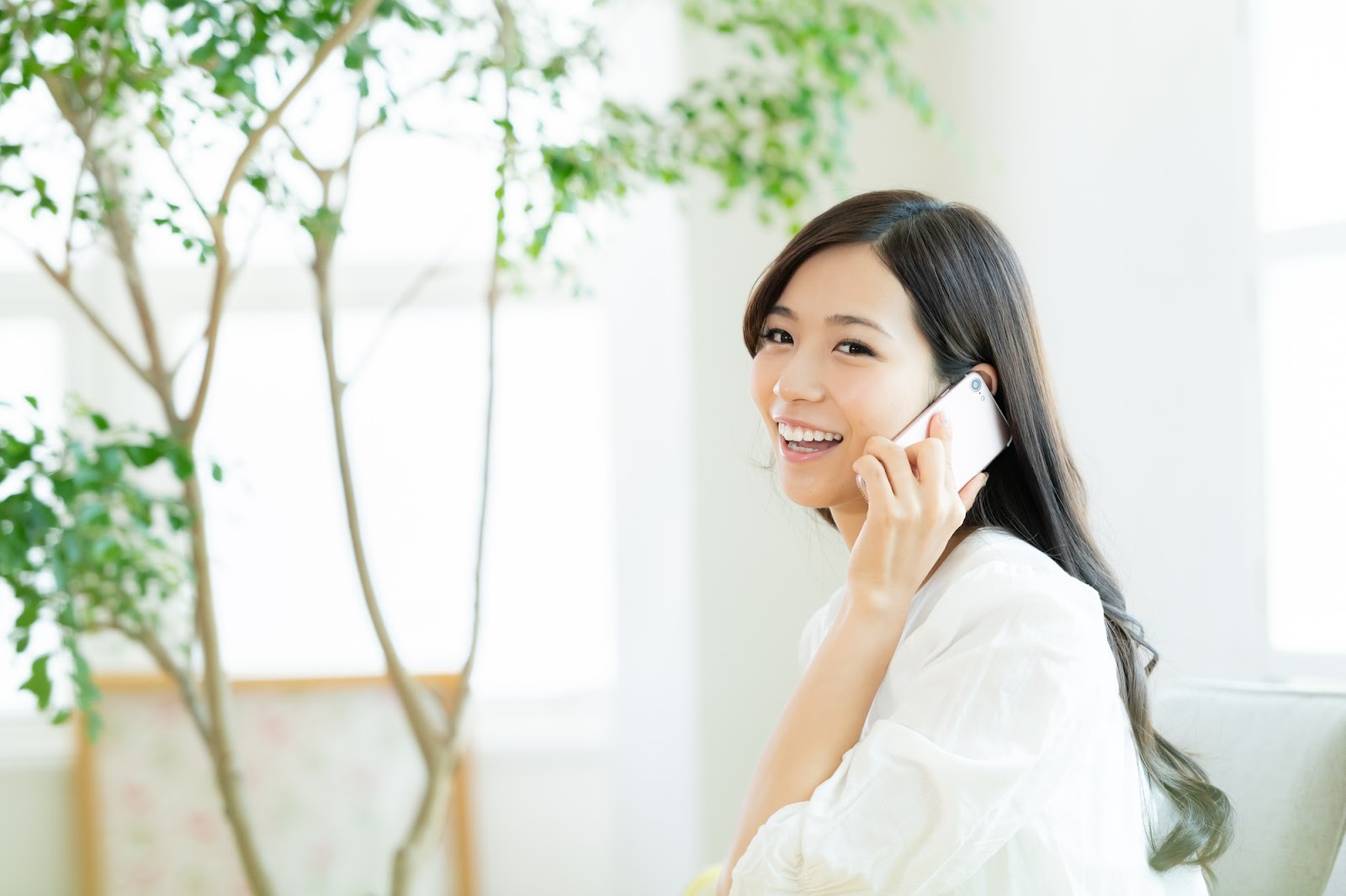 「会いたい」をストレートに言う女は重い？ 男性心理と伝え方のコツを解説