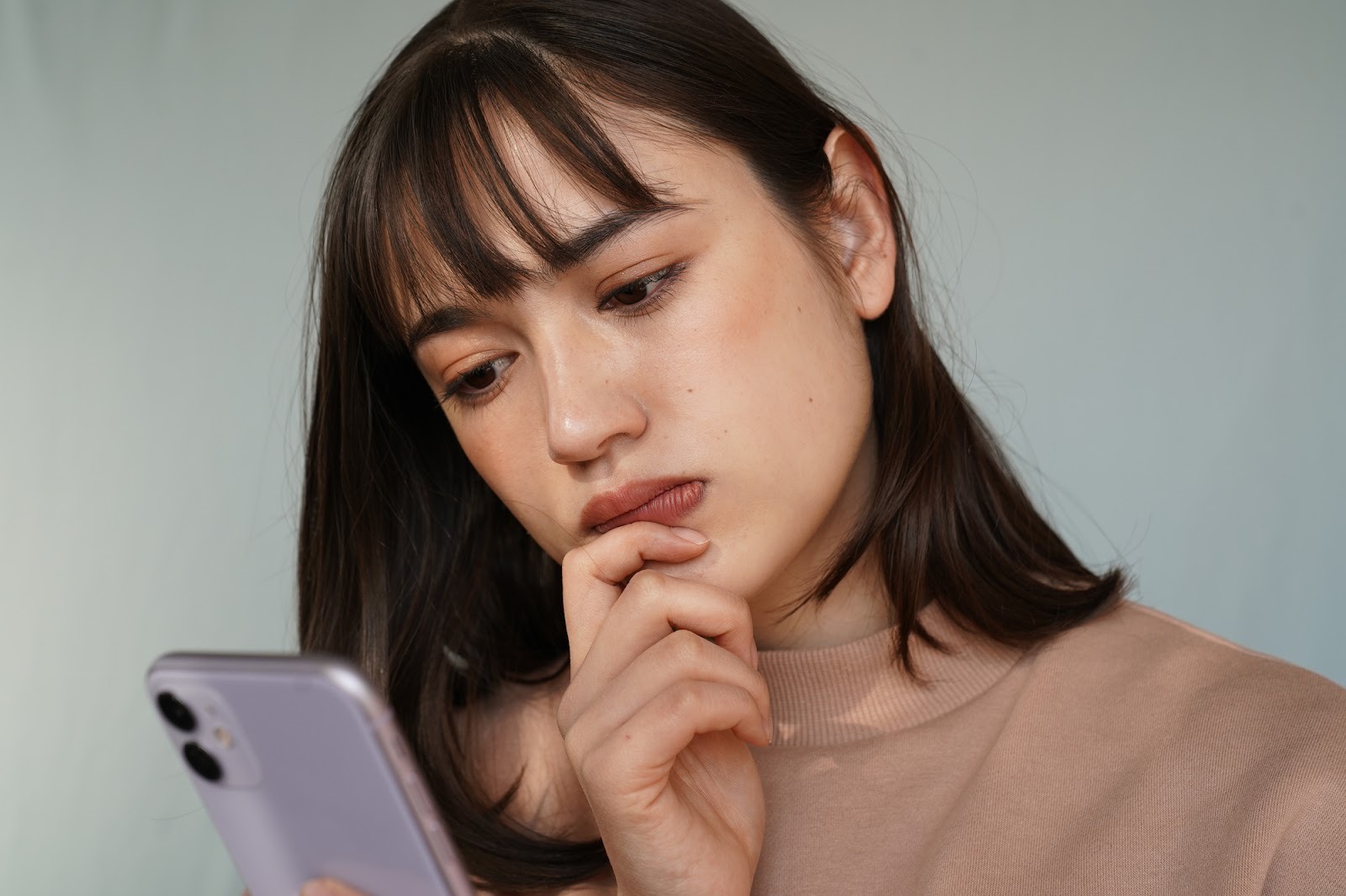 振ったのに連絡してくる男の心理｜未練・下心・寂しさ…その本音とは