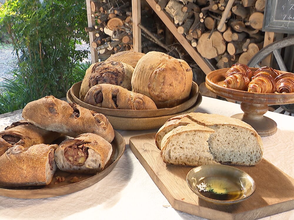 手作り薪窯で焼く絶品パンとランチ！新富町の週末限定パン屋「hitohi」