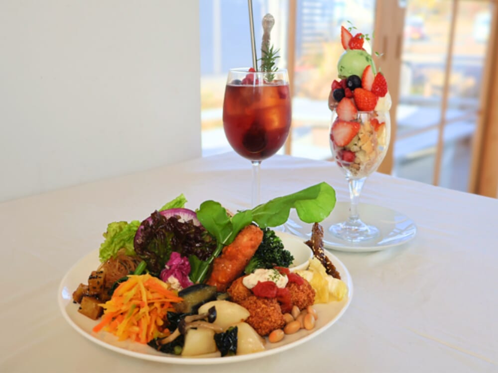 宮崎・青島の人気カフェ「anandah」で楽しむ新鮮野菜ランチ＆期間限定パフェ(宮崎市)