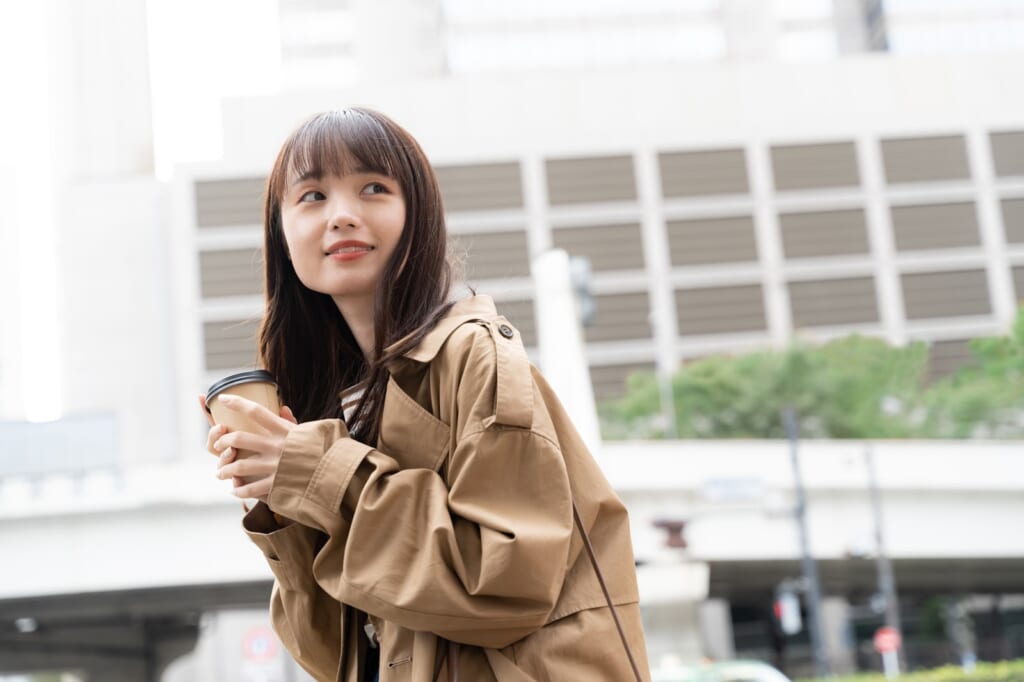 小動物系女子はなぜモテる？ 特徴・男性心理・恋愛のポイントを解説