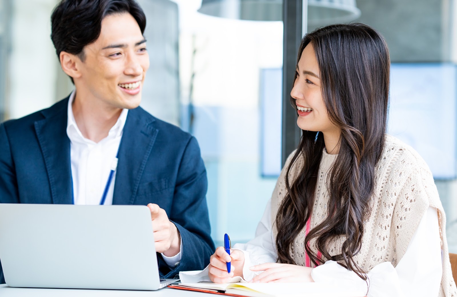 目が合うのは自分が見てるから？ 相手と目が合う理由と距離を縮める方法