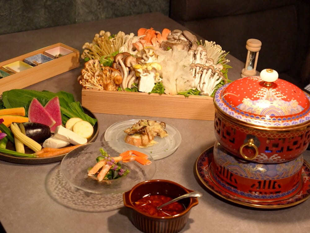 焼肉店「牛蔵 別邸」に新メニュー！10種のきのこが主役の「美容健康ブラック麻辣湯きのこ鍋」（宮崎市）