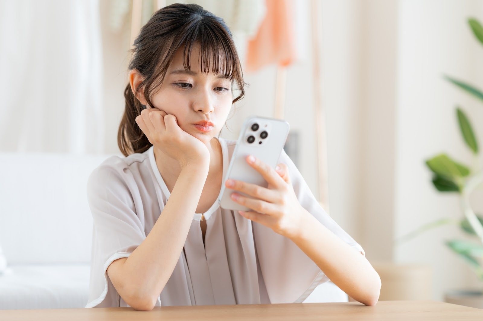 「連絡こない、もういいや」諦めるべき？ 待つべき？ 男性心理と後悔しないためには