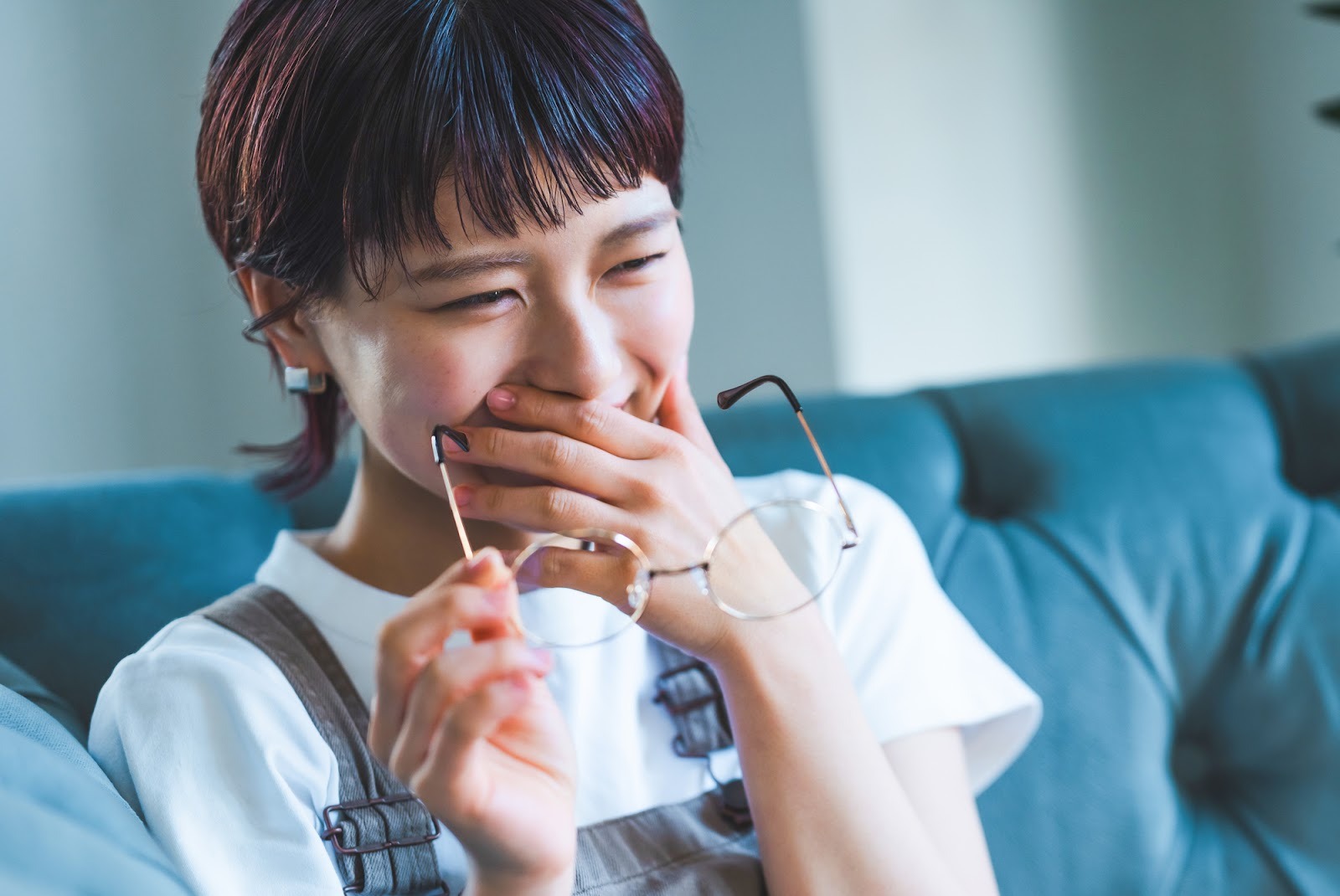 サバサバ系女子の特徴って？ “自称”サバサバ系女子との比較や異性からの印象を解説