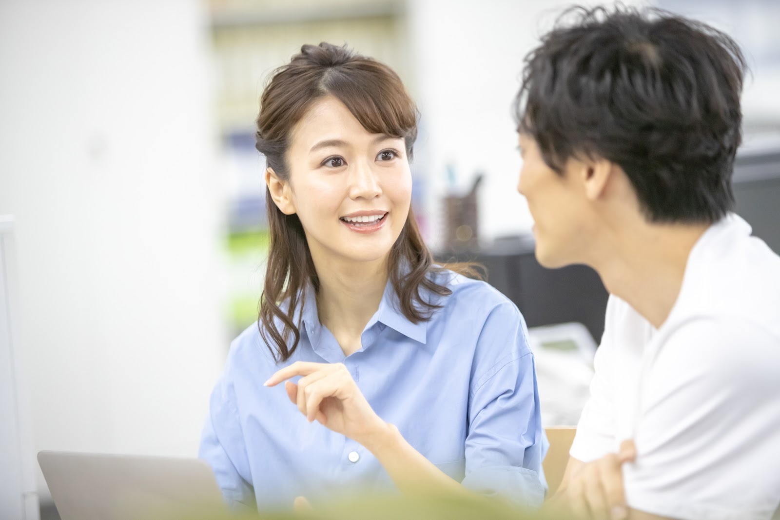 既婚男性が好きな女性にとる態度とは？ 勘違いしやすい行動と本音