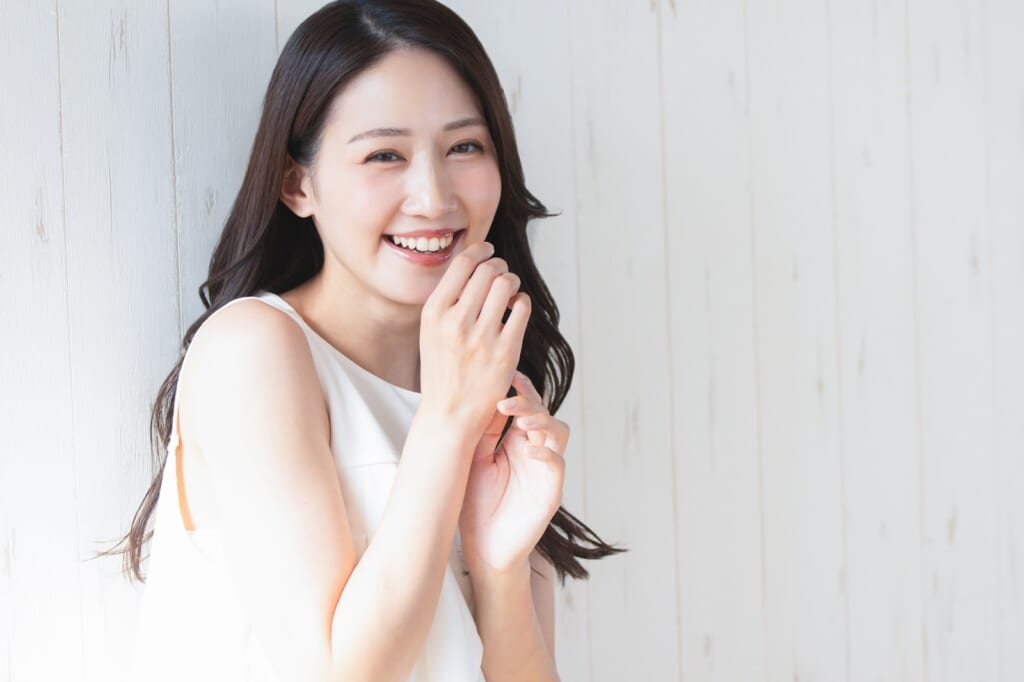 あざとい女の特徴とモテる理由｜嫌われない自然な魅力の作り方