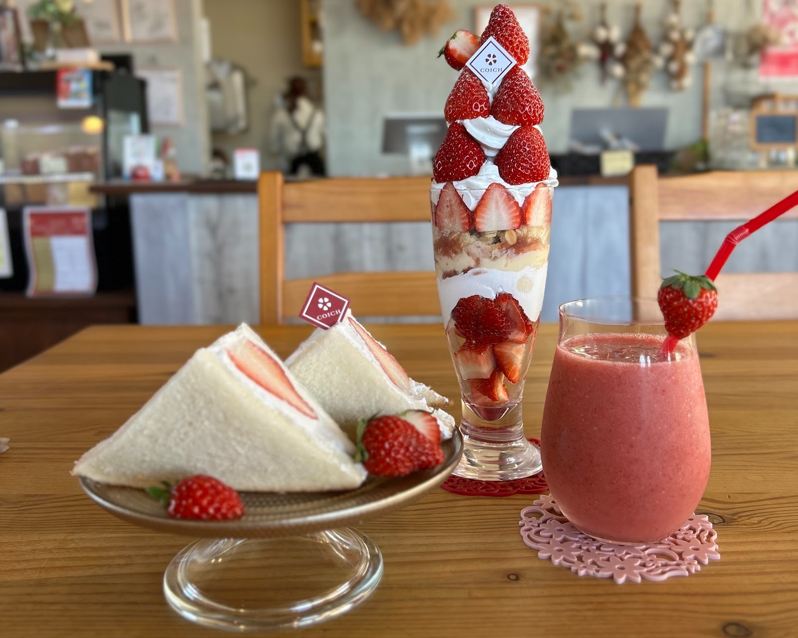 宮崎市の人気カフェ「COICH CAFE」名物いちごパフェが話題！苺好きには堪らない …約45粒分の贅沢スイーツ