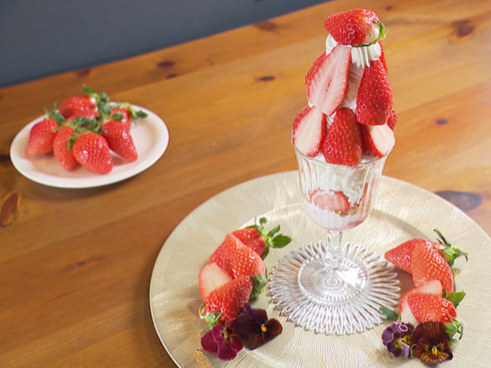 宮崎・西都市の絶景カフェで味わう朝どれイチゴ。農家直営「OONOYA」のプレミアムスイーツ