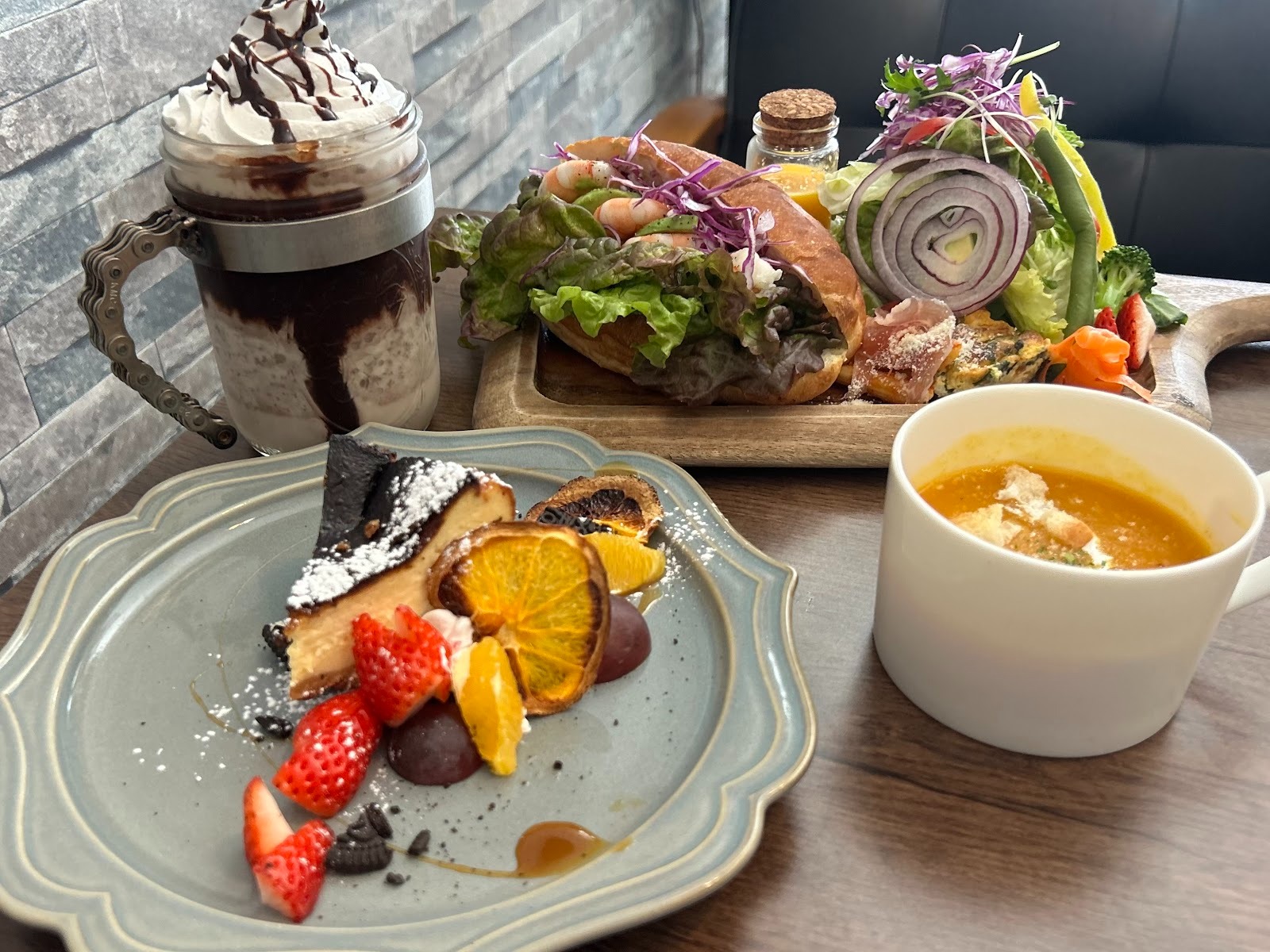 思わず長居したくなる、お洒落で心地の良い ” DAZZLE cafe “