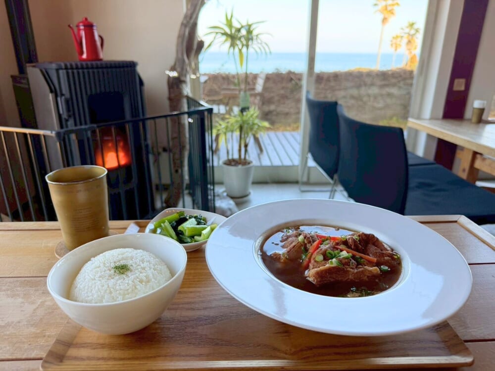 目の前の海を眺めながら非日常と本場シンガポール料理が味わえるゲストハウスが併設されたビーチカフェ「fuego.」（日向市）