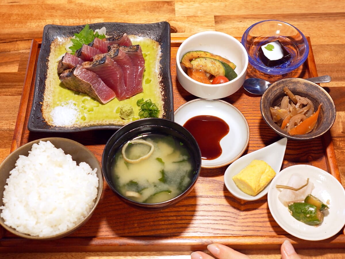 清武町にオープン！香ばしい藁焼きで楽しむ日南どれカツオのたたきとレアかつ「お食事処 八片屋」（宮崎市）