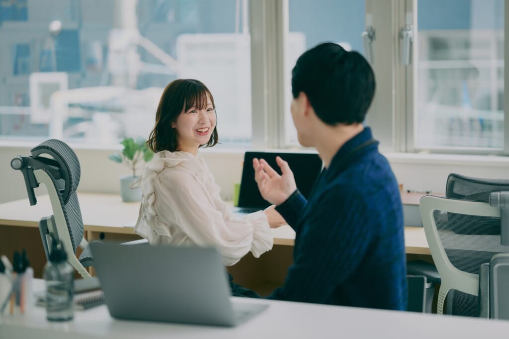 確実に脈ありな男性が出すサイン｜言動・LINE・行動で本気度を見極める