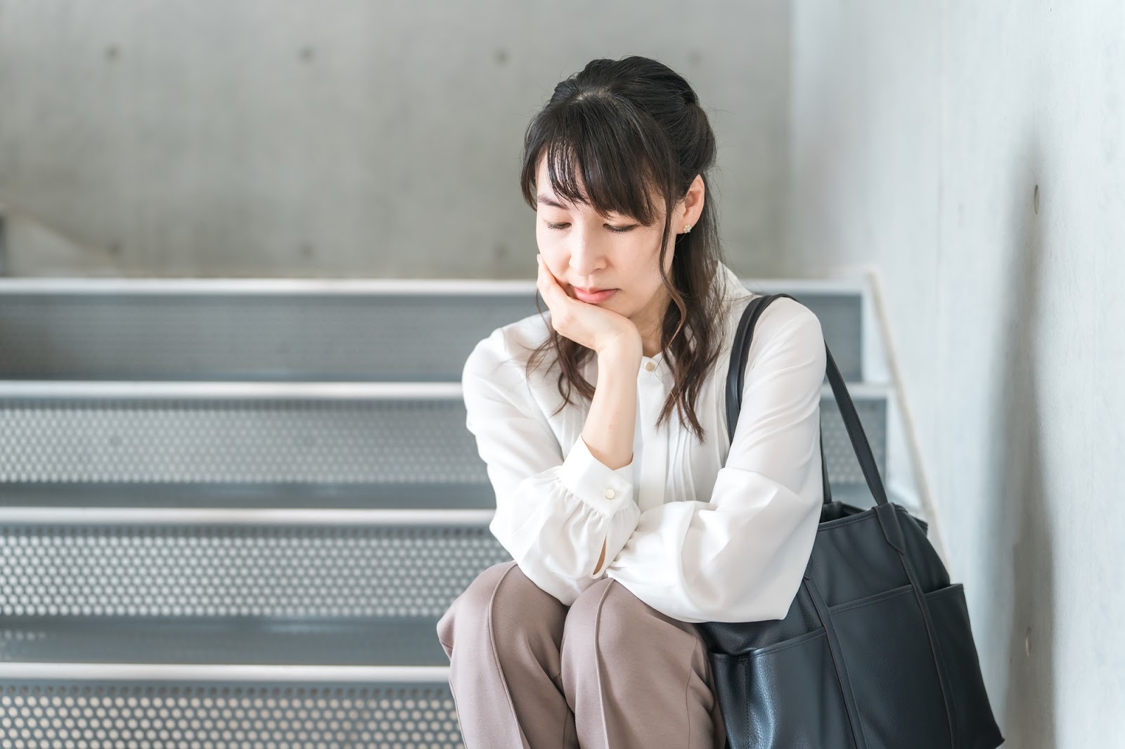 どこに行っても嫌われる人の特徴とは？ 原因と見直すポイントを解説