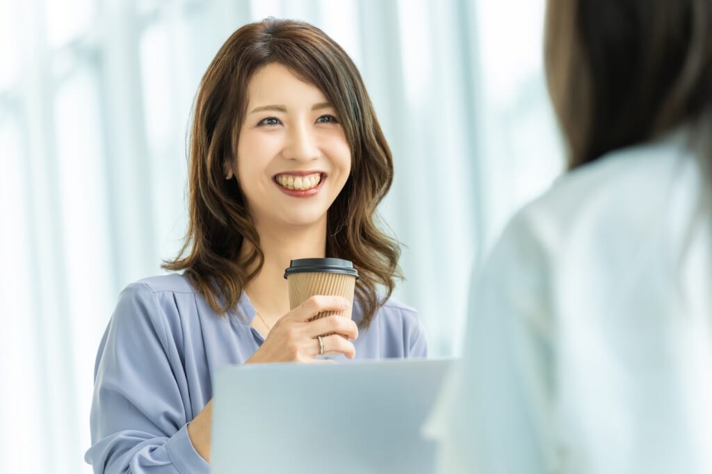 褒められたときの返し方｜好印象になる自然なリアクション＆可愛いくてユーモアのある返し方