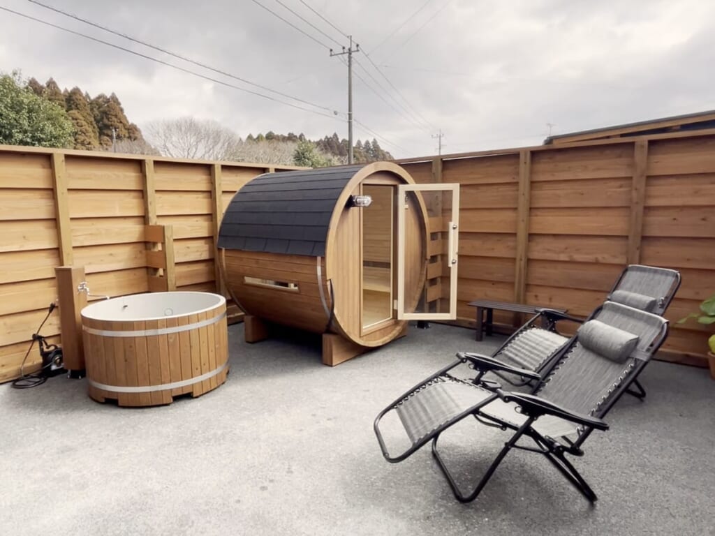 【今年3月オープン!】手ぶらで整う「Totonou Shinrin Sauna」は本格サウナ飯も充実のプライベート空間(高原町) MONEサムネ調整 (1200 x 900 px) (1)