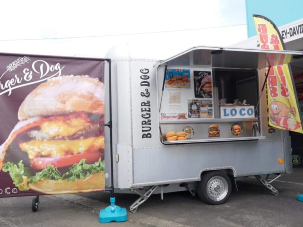 延岡でアメリカ気分!「LOCO BURGER&DOG」の肉厚黒毛和牛バーガーとヴィンテージバイクが並ぶこだわりの空間(延岡市) MONEサムネ調整 (1200 x 900 px) (2)
