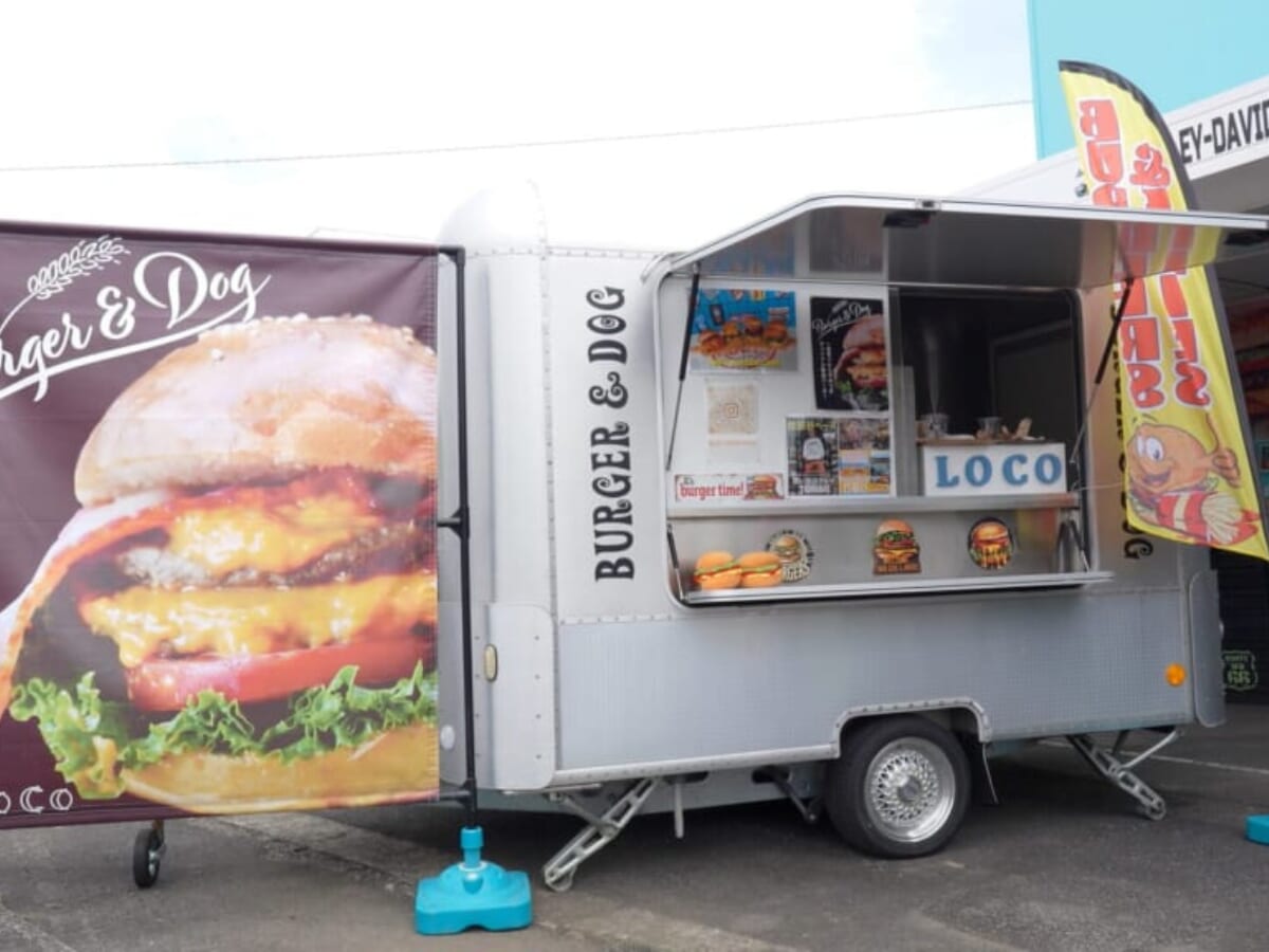 延岡でアメリカ気分！「LOCO BURGER＆DOG」の肉厚黒毛和牛バーガーとヴィンテージバイクが並ぶこだわりの空間（延岡市）