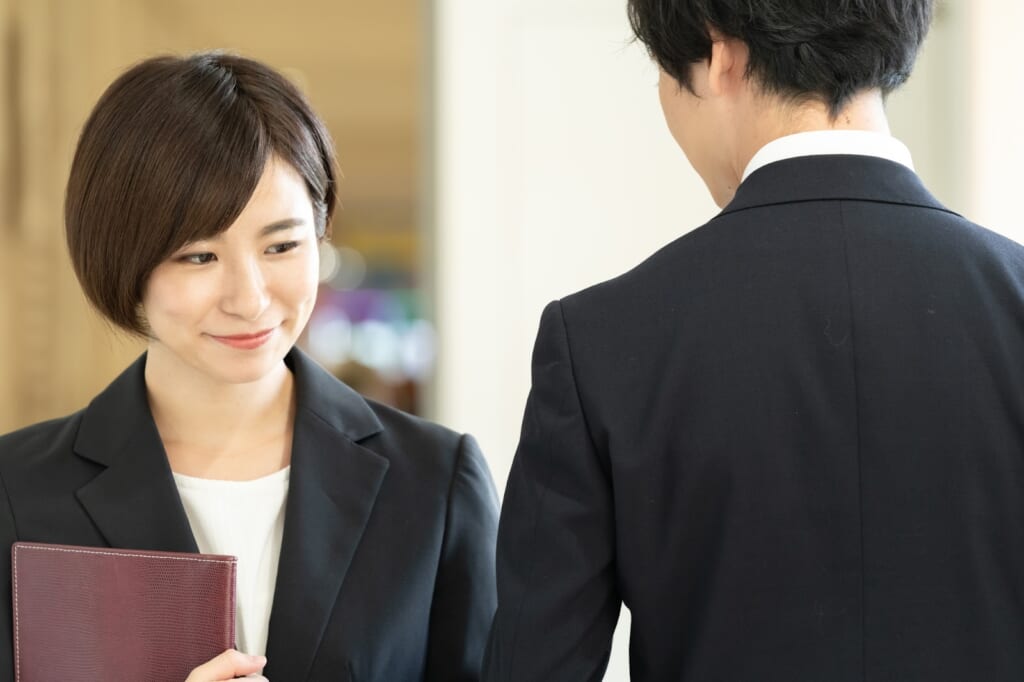 好き避けする女性の職場での態度とは？ 本音と脈ありの見分け方
