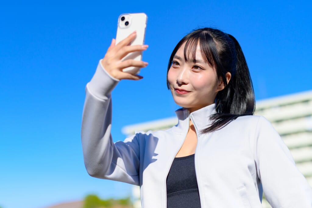 承認欲求が強い女性の特徴とは？ あるある行動と心理・上手な付き合い方を解説