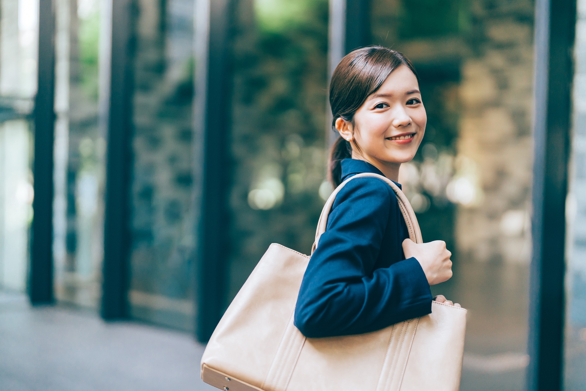 上品な女性になるには？ 見た目・仕草・話し方で差がつく特徴を紹介