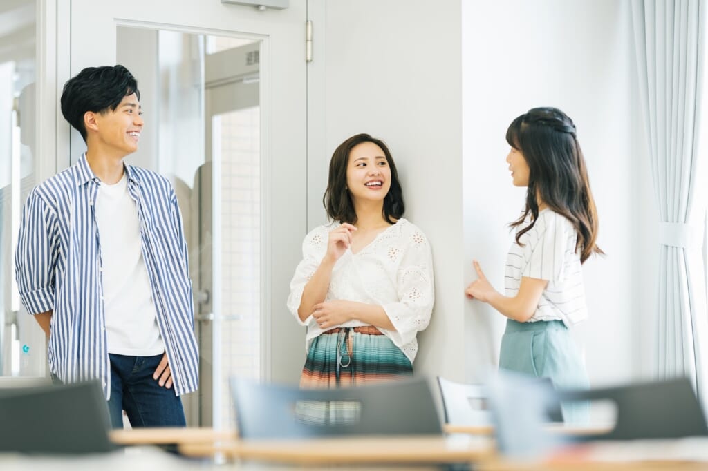 大人しいけど面白い人の特徴って？ 静かなのに魅力的に映る理由