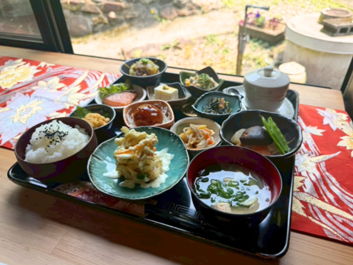どれから食べるか迷う幸せ♡小鉢が並ぶ彩り豊かな和御膳ランチ「つたやさえずり庵」（日向市）