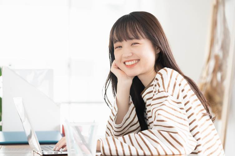 愛嬌がある人の特徴とは？ 「可愛いから憎めない」と思われる女性がやっていること