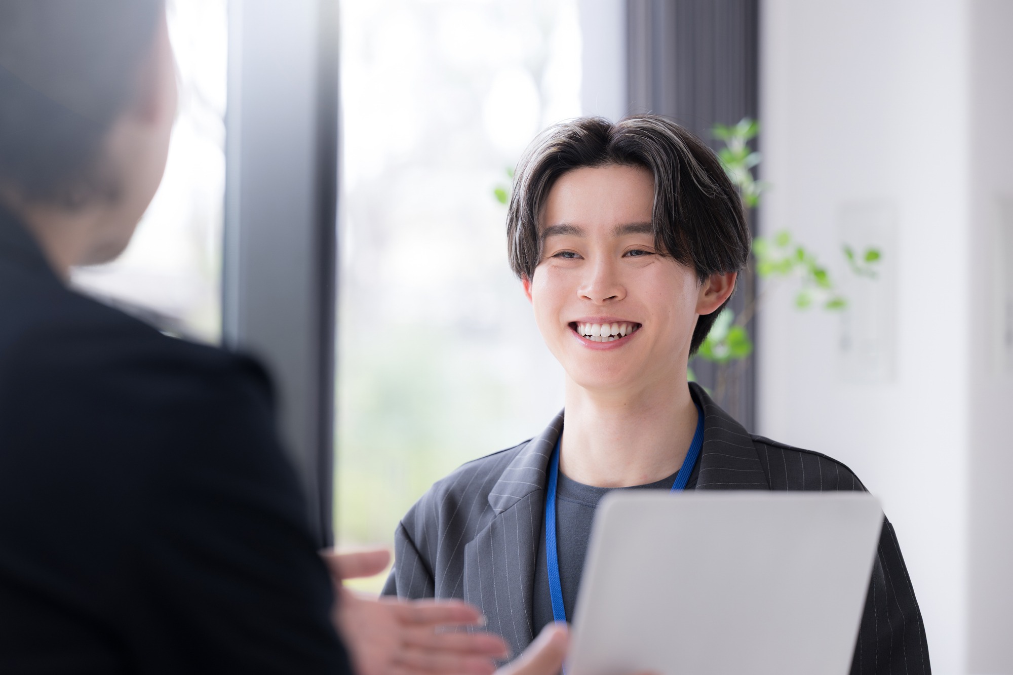 紳士的な男性の特徴とは？ 優しいだけじゃない“大人の余裕”を解説