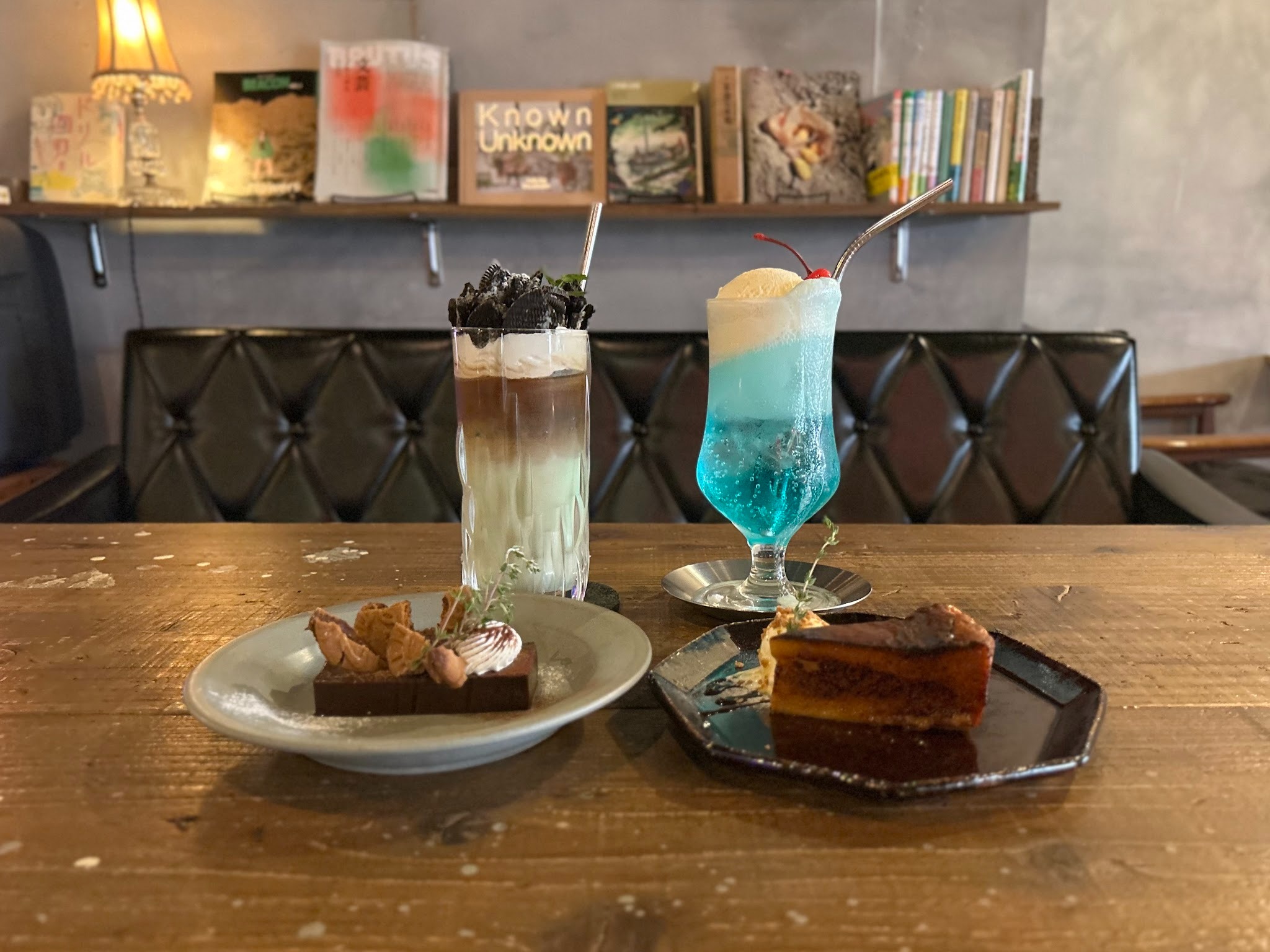 昼はカフェ、夜はバー。何度も通いたくなる人気カフェ『𝘼𝘾𝙏𝙊𝙍𝙎 𝙎𝙌𝙐𝘼𝙍𝙀 𝘾𝙊𝙁𝙁𝙀𝙀』