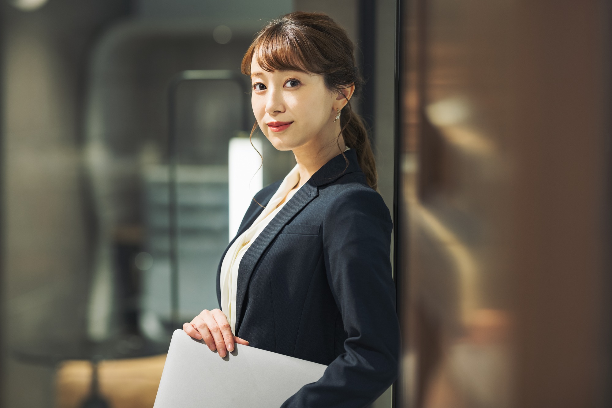 カリスマ性とは？ 人を惹きつける人の特徴と身につけるための考え方