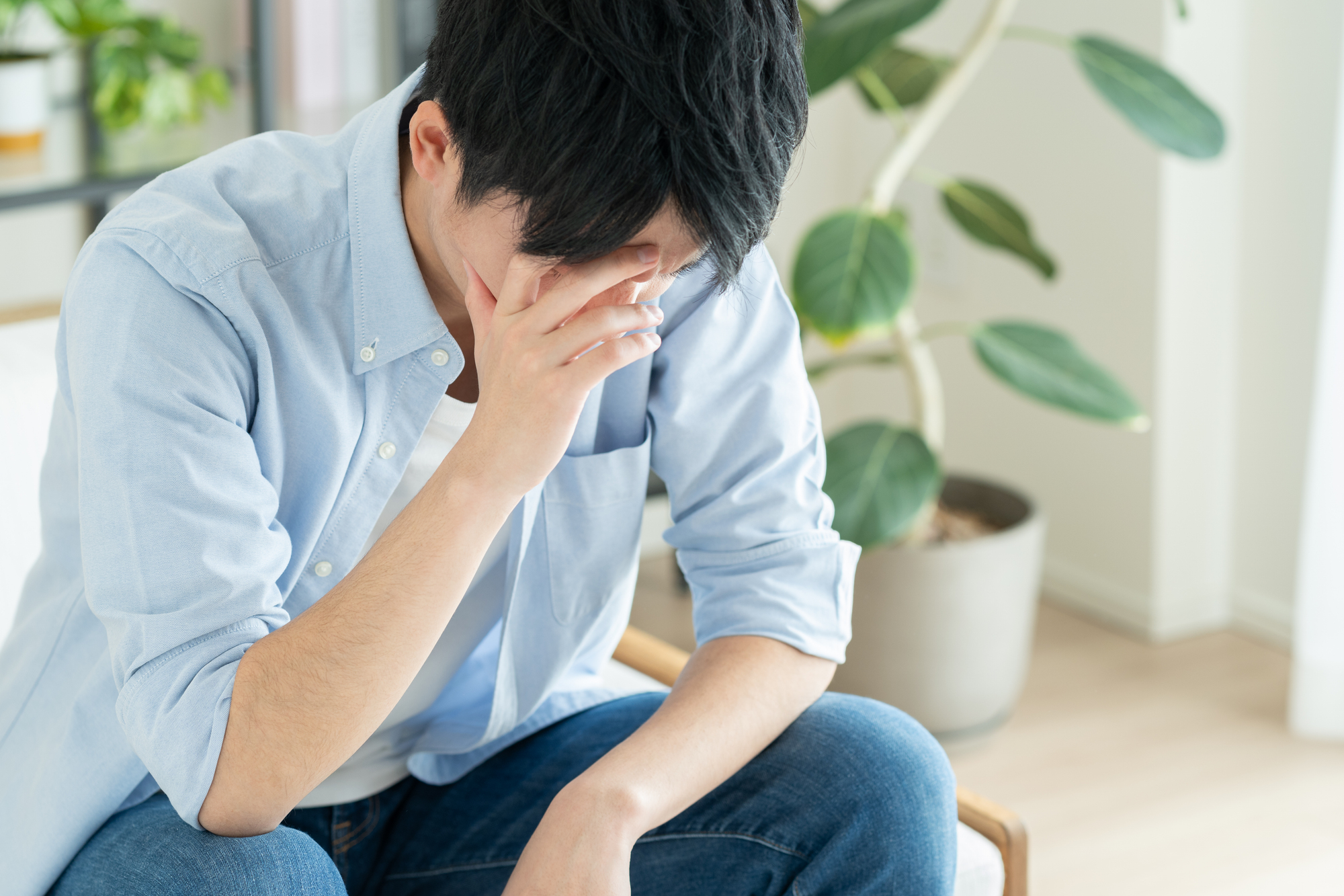 メンヘラ男の特徴とは？ あるある行動と心理・上手な対処法を解説