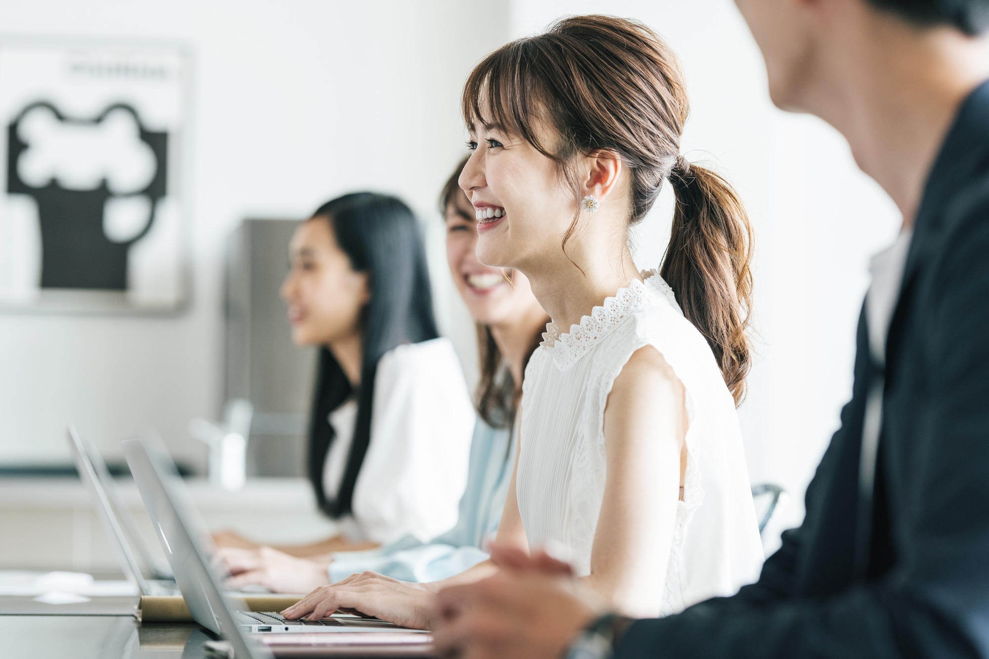 人懐っこい人の特徴って？ 好かれる理由や人懐っこくなるためのポイントを解説
