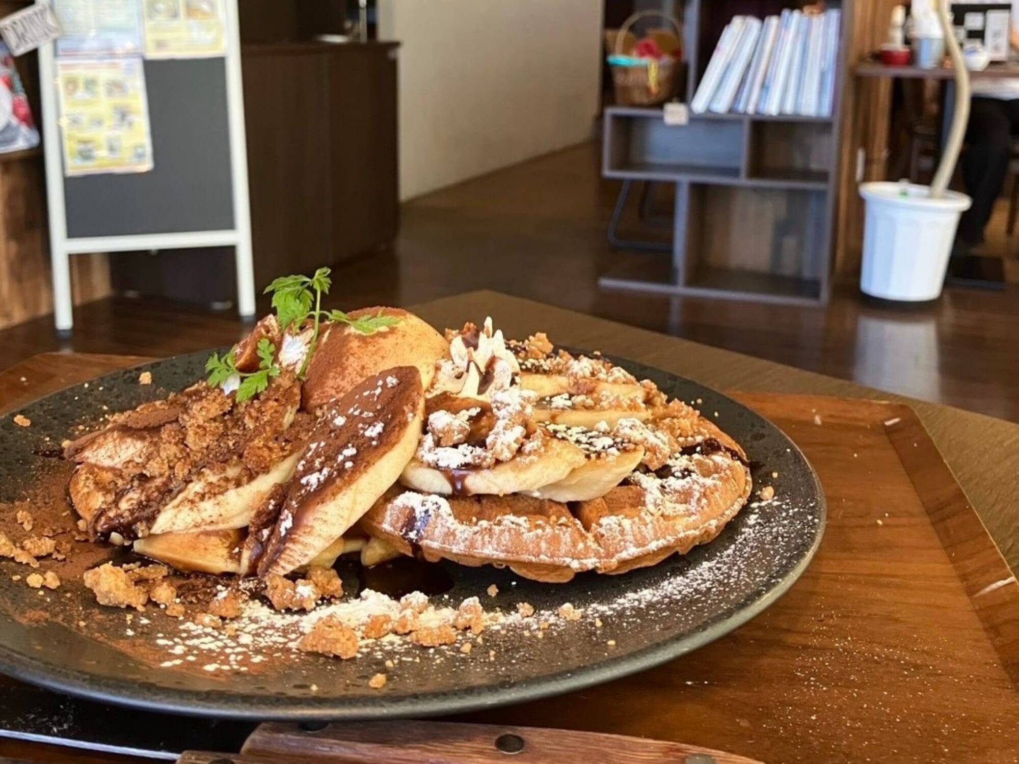 美味しい料理と「本」のある空間に誰もが癒やされる――「ドナルド珈琲」の魅力をご紹介✨️ （都城市）