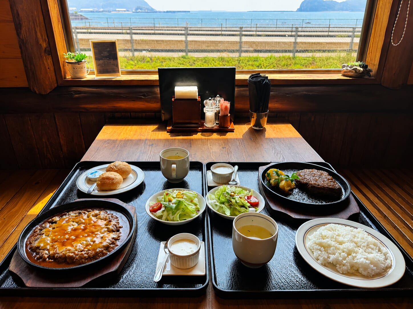 女性にも人気！肉の旨みを楽しむステーキ＆とろ〜りチーズハンバーグが自慢の「グリヤード」（門川町）