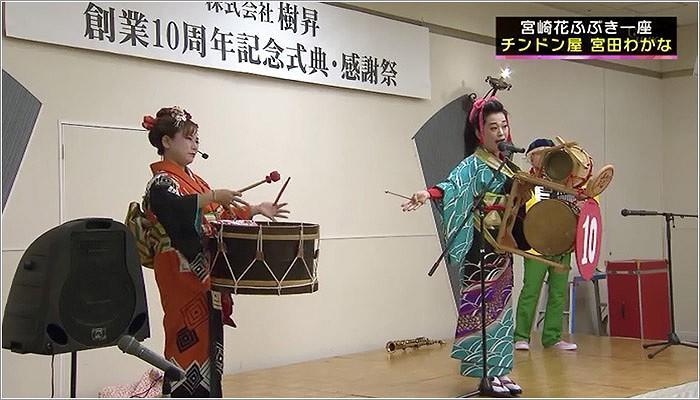 08 ステージで芸を披露するわかなさんと座長たち