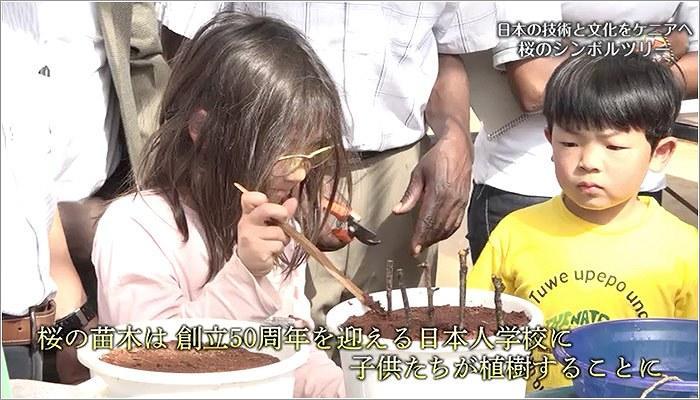 09 植樹する子どもたち